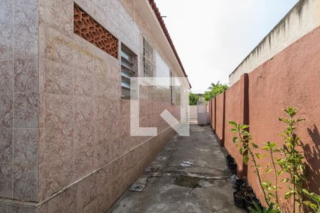 Casa à venda com 200m², 3 quartos e 5 vagasCorredor lateral de acesso