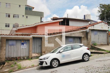 Casa à venda com 360m², 5 quartos e 5 vagasFachada