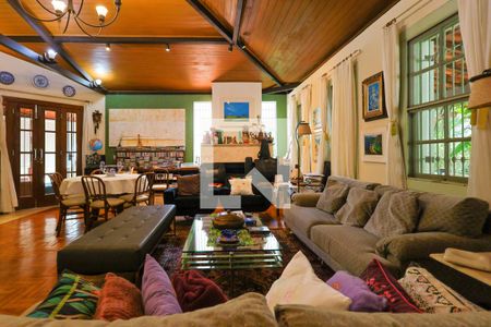 Casa de condomínio à venda com 400m², 3 quartos e 4 vagas Casa de condomínio à venda com 400m², 3 quartos e 4 vagasSala