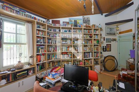 Casa de condomínio à venda com 400m², 3 quartos e 4 vagas Casa de condomínio à venda com 400m², 3 quartos e 4 vagasEscritório