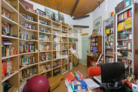 Casa de condomínio à venda com 400m², 3 quartos e 4 vagas Casa de condomínio à venda com 400m², 3 quartos e 4 vagasEscritório