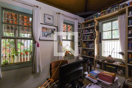 Casa de condomínio à venda com 400m², 3 quartos e 4 vagas Casa de condomínio à venda com 400m², 3 quartos e 4 vagasEscritório