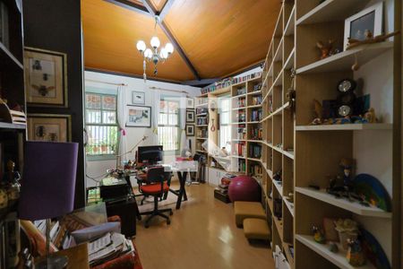 Casa de condomínio à venda com 400m², 3 quartos e 4 vagas Casa de condomínio à venda com 400m², 3 quartos e 4 vagasEscritório