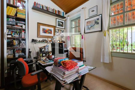 Casa de condomínio à venda com 400m², 3 quartos e 4 vagas Casa de condomínio à venda com 400m², 3 quartos e 4 vagasEscritório