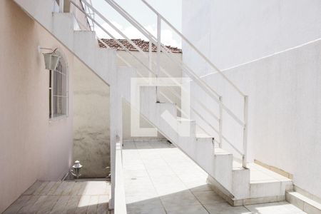 Casa à venda com 450m², 4 quartos e 5 vagas Casa à venda com 450m², 4 quartos e 5 vagasEscada