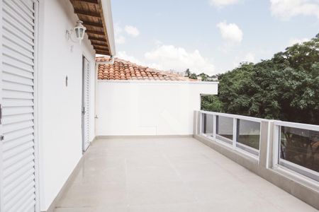 Casa à venda com 450m², 4 quartos e 5 vagas Casa à venda com 450m², 4 quartos e 5 vagasVaranda