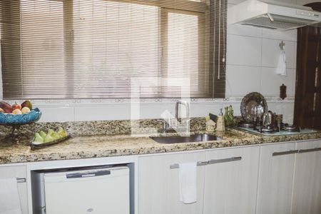 Casa à venda com 450m², 4 quartos e 5 vagas Casa à venda com 450m², 4 quartos e 5 vagasCozinha