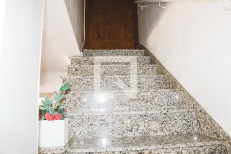 Casa à venda com 450m², 4 quartos e 5 vagas Casa à venda com 450m², 4 quartos e 5 vagasEscada