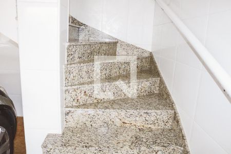 Casa à venda com 450m², 4 quartos e 5 vagas Casa à venda com 450m², 4 quartos e 5 vagasEscada