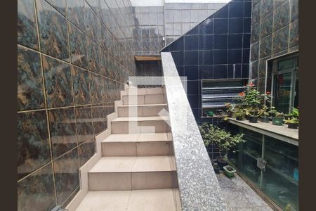 Casa à venda com 320m², 2 quartos e 2 vagasEscada de acesso a Varanda 1