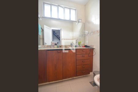 Banheiro de casa de condomínio à venda com 4 quartos, 215m² em Santa Rosa, Niterói