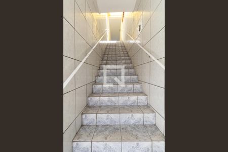 Casa para alugar com 130m², 2 quartos e 2 vagas Casa para alugar com 130m², 2 quartos e 2 vagasEscada