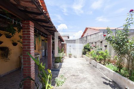 Casa à venda com 314m², 4 quartos e 2 vagas Casa à venda com 314m², 4 quartos e 2 vagasQuintal