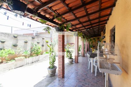 Casa à venda com 314m², 4 quartos e 2 vagas Casa à venda com 314m², 4 quartos e 2 vagasVaranda