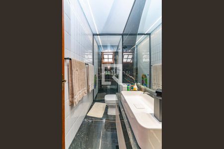 Casa para alugar com 352m², 5 quartos e 2 vagas Casa para alugar com 352m², 5 quartos e 2 vagasBanheiro da Suíte 1