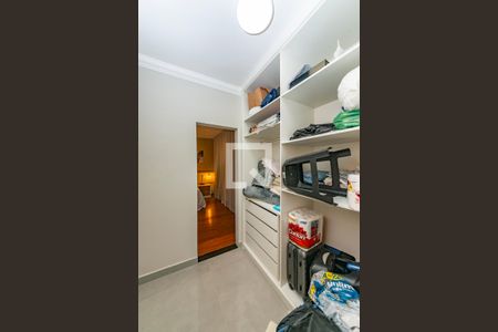 Casa para alugar com 352m², 5 quartos e 2 vagas Casa para alugar com 352m², 5 quartos e 2 vagasCloset da suíte 4