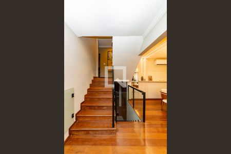 Casa para alugar com 352m², 5 quartos e 2 vagas Casa para alugar com 352m², 5 quartos e 2 vagasEscada