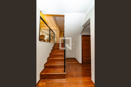 Casa para alugar com 352m², 5 quartos e 2 vagas Casa para alugar com 352m², 5 quartos e 2 vagasEscada