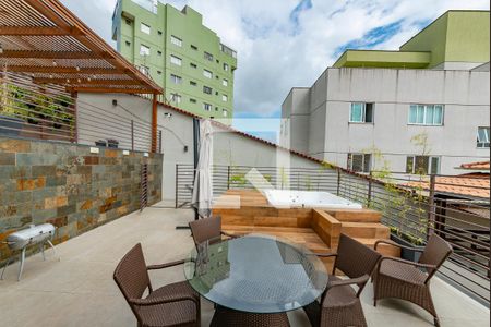 Casa para alugar com 352m², 5 quartos e 2 vagas Casa para alugar com 352m², 5 quartos e 2 vagasÁrea externa