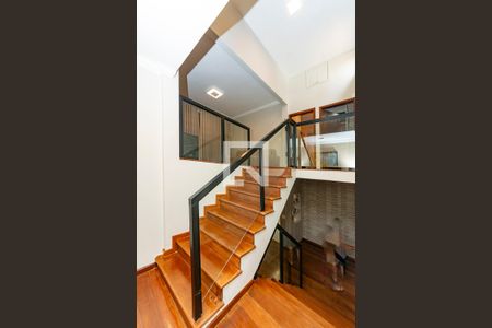 Casa para alugar com 352m², 5 quartos e 2 vagas Casa para alugar com 352m², 5 quartos e 2 vagasEscada