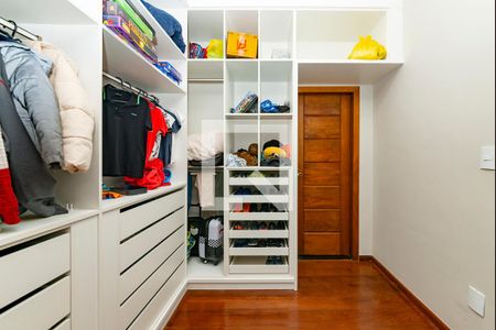 Casa para alugar com 352m², 5 quartos e 2 vagas Casa para alugar com 352m², 5 quartos e 2 vagasCloset da suíte 3