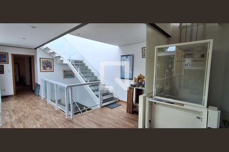 Casa à venda com 400m², 3 quartos e 4 vagasEscada