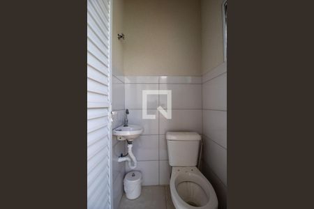 Casa de condomínio para alugar com 160m², 3 quartos e 4 vagas Casa de condomínio para alugar com 160m², 3 quartos e 4 vagasBanheiro de serviço