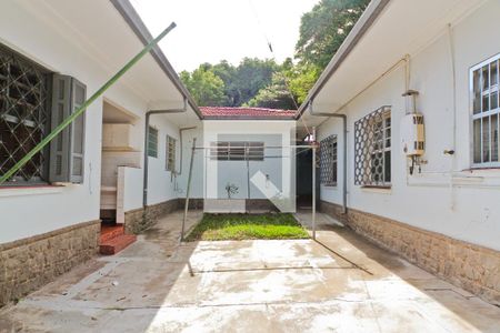 Casa à venda com 300m², 5 quartos e 5 vagas Casa à venda com 300m², 5 quartos e 5 vagasÁrea externa