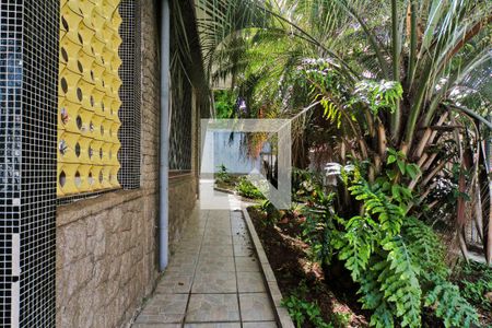 Casa à venda com 300m², 5 quartos e 5 vagas Casa à venda com 300m², 5 quartos e 5 vagasÁrea externa