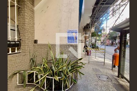Fachada com cartaz QA de apartamento para alugar com 1 quarto, 40m² em Copacabana, Rio de Janeiro
