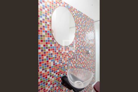 Banheiro de apartamento à venda com 1 quarto, 40m² em Azenha, Porto Alegre