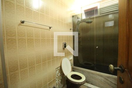 Casa de condomínio à venda com 500m², 4 quartos e 6 vagasBanheiro do hall entre os quarto 1 e 2