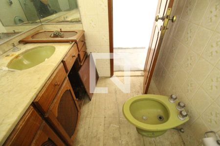 Casa de condomínio à venda com 500m², 4 quartos e 6 vagasBanheiro da suíte 2