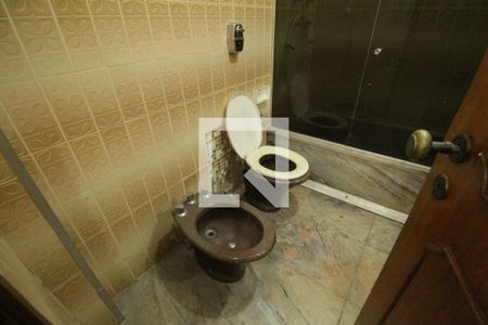 Casa de condomínio à venda com 500m², 4 quartos e 6 vagasBanheiro do hall entre os quarto 1 e 2