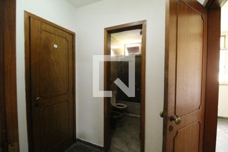 Casa de condomínio à venda com 500m², 4 quartos e 6 vagasHall entre os quartos 1 e 2