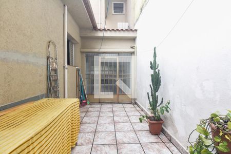 Casa à venda com 210m², 4 quartos e 3 vagas Casa à venda com 210m², 4 quartos e 3 vagasQuintal - Casa 1