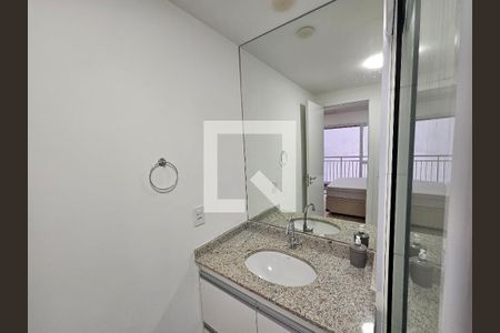 Banheiro de kitnet/studio para alugar com 1 quarto, 27m² em Liberdade, São Paulo