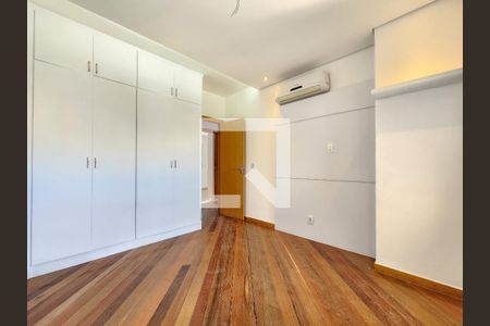 Apartamento para alugar com 280m², 4 quartos e 4 vagas Apartamento para alugar com 280m², 4 quartos e 4 vagasQuarto 4