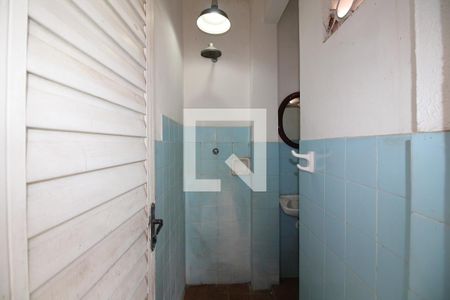 Casa de condomínio à venda com 251m², 4 quartos e 2 vagasBanheiro de Serviço da Área Externa