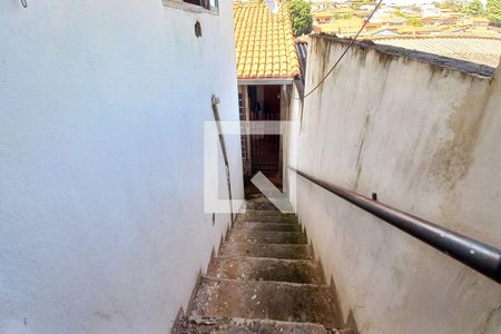 Casa à venda com 250m², 5 quartos e 2 vagas Casa à venda com 250m², 5 quartos e 2 vagasEscada