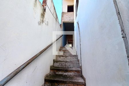 Casa à venda com 250m², 5 quartos e 2 vagas Casa à venda com 250m², 5 quartos e 2 vagasEscada