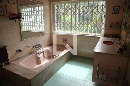 Casa à venda com 200m², 3 quartos e 4 vagasbanheiro da Suíte