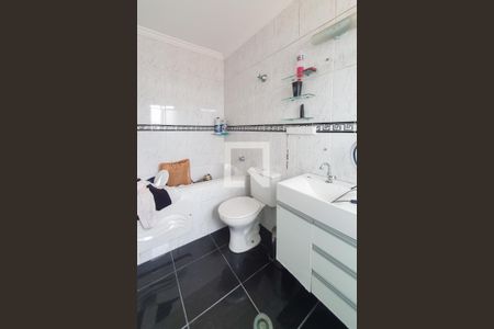 Casa à venda com 232m², 3 quartos e 2 vagasBanheiro da Suíte