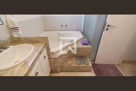 Apartamento à venda com 193m², 4 quartos e 4 vagasBanheiro da Suíte 3