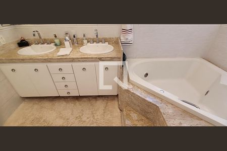 Apartamento à venda com 193m², 4 quartos e 4 vagasBanheiro da Suíte 3