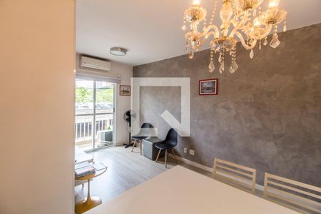 Sala de TV de apartamento à venda com 2 quartos, 62m² em Jardim Tupanci, Barueri
