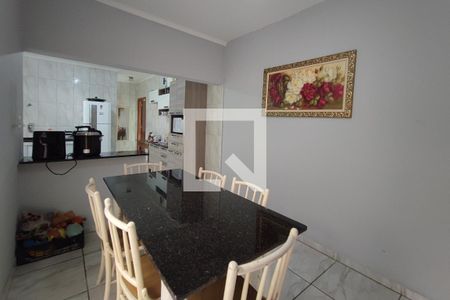 Casa à venda com 215m², 5 quartos e 2 vagas Casa à venda com 215m², 5 quartos e 2 vagasSala de Jantar