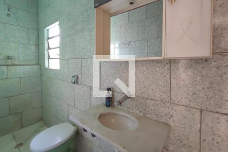 Casa à venda com 215m², 5 quartos e 2 vagas Casa à venda com 215m², 5 quartos e 2 vagasEdícula - Banheiro