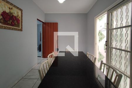 Casa à venda com 215m², 5 quartos e 2 vagas Casa à venda com 215m², 5 quartos e 2 vagasSala de Jantar