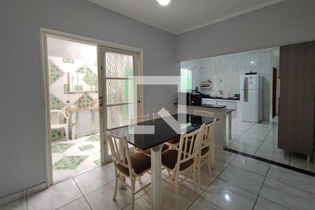 Casa à venda com 215m², 5 quartos e 2 vagas Casa à venda com 215m², 5 quartos e 2 vagasSala de Jantar